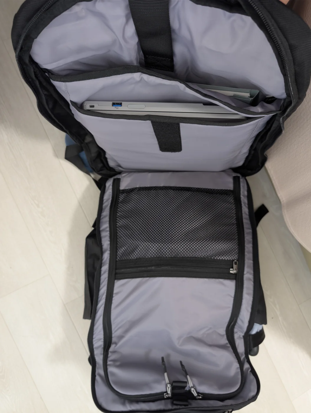 リュックの仕事道具用収納を開き、PanasonicのノートPCと書類ファイルを入れた全体の様子