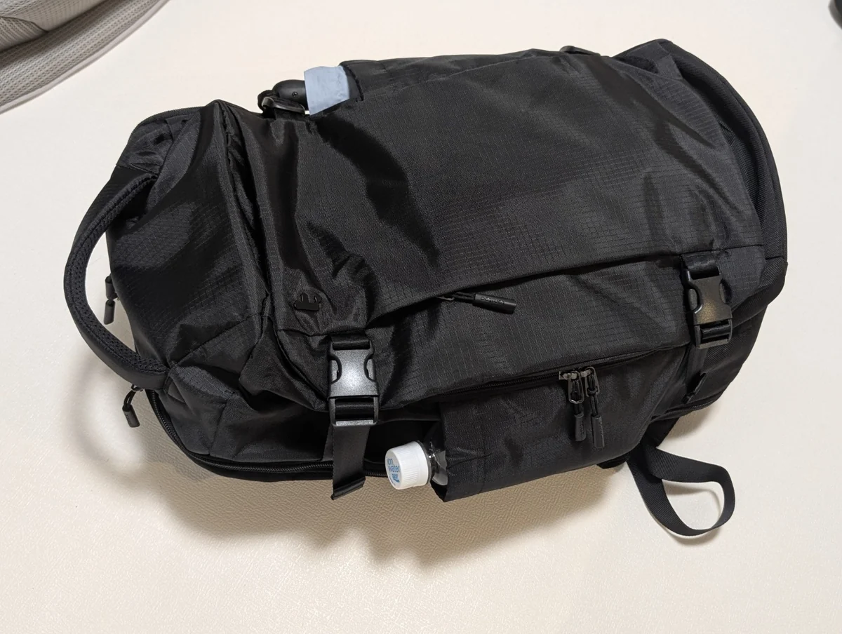 出張に持参する黒いリュックの全体