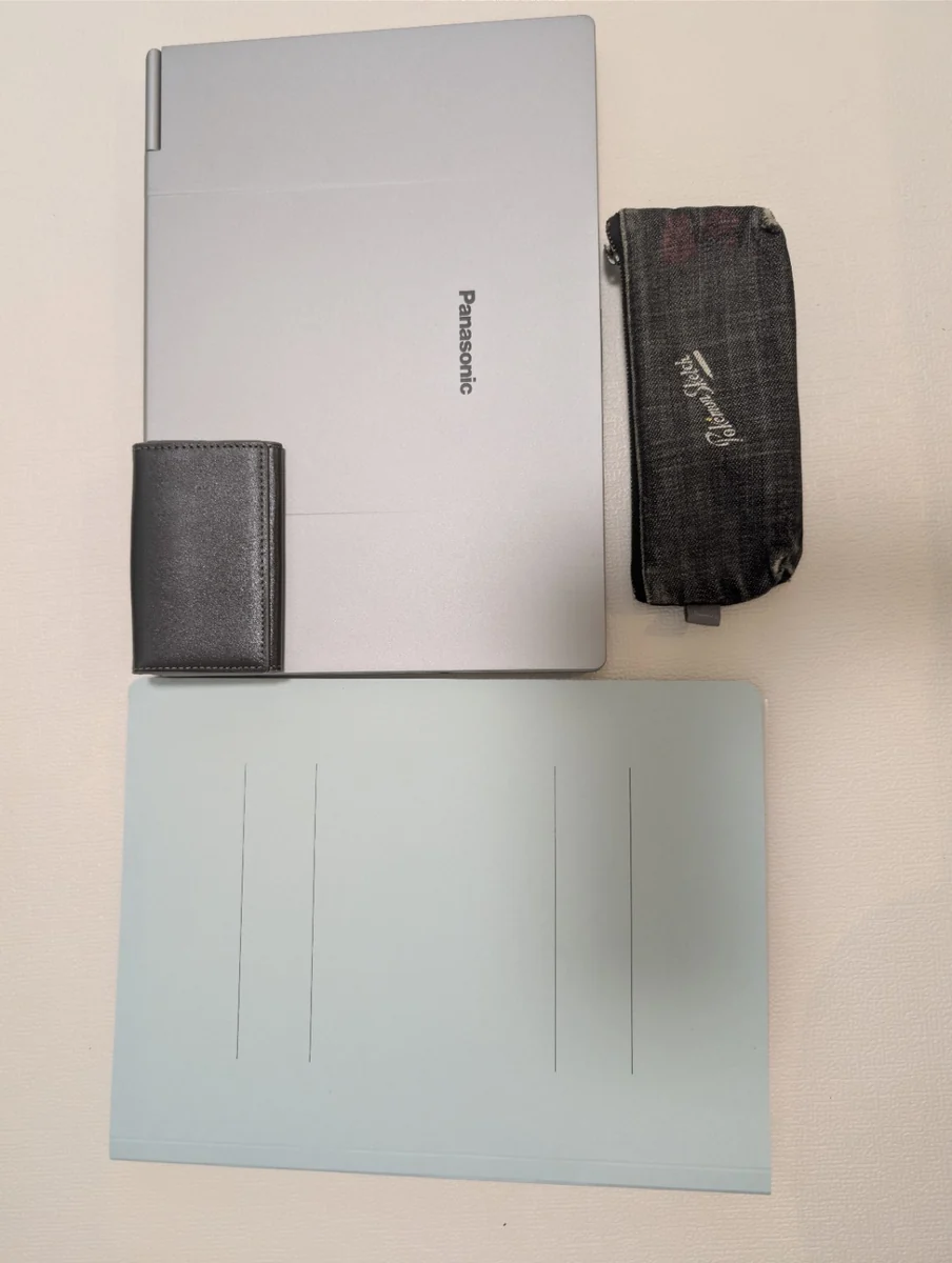 シルバーのPanasonicノートPCと名刺入れ、筆箱、書類ファイル